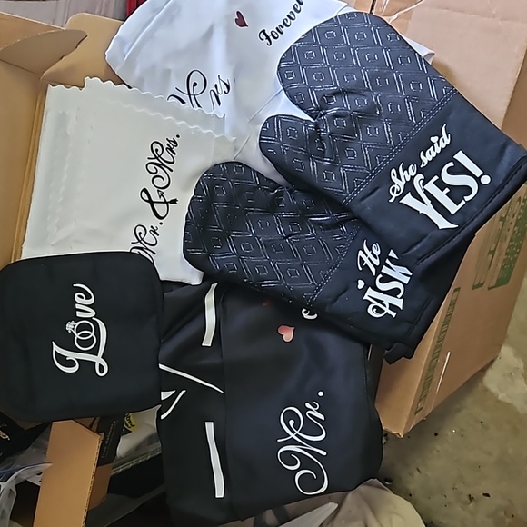 Mr and Mrs apron and pot holder set. Brand new - Picture 1 of 2